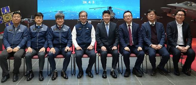 박민원 국립창원대 총장(오른쪽 네 번째)과 강구영 한국항공우주산업 사장(왼쪽 네 번째)이 업무 협의를 갖고 기념촬영했다.