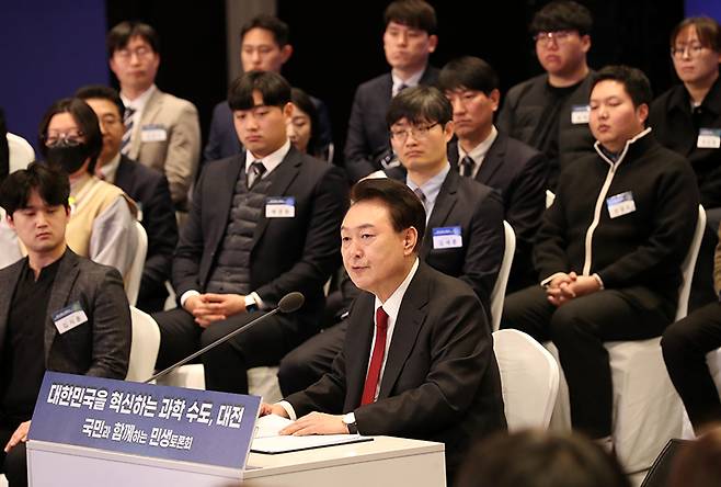 윤석열 대통령이 지난 2월 16일 열두 번째 국민과 함께하는 민생토론회에서 대통령과학장학생 선발도 대학원생으로 확대하겠다고 약속했다. (ⓒ뉴스1, 무단 전재-재배포 금지)
