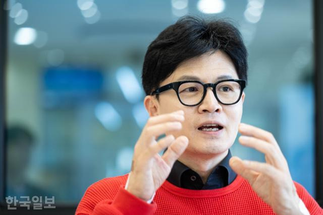 한동훈 국민의힘 총괄선거대책위원장이 7일 충남 공주의 한 카페에서 한국일보와 인터뷰하고 있다. 공주=이한호 기자