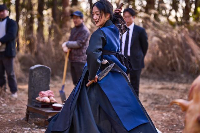 배우 김고은이 영화 '파묘'에서 무속인 화림을 연기하고 있다. 쇼박스 제공