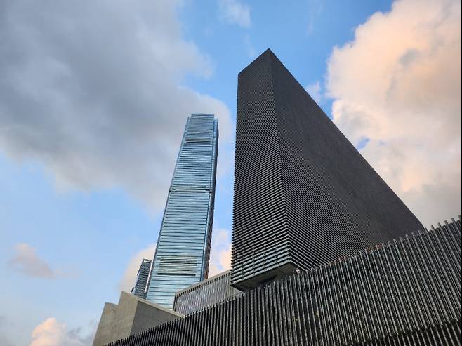 세계에서 가장 높은 호텔 '더 리츠칼튼 홍콩'(왼쪽)과 예술 박물관 '엠플러스(M+) 뮤지엄'. IS포토 