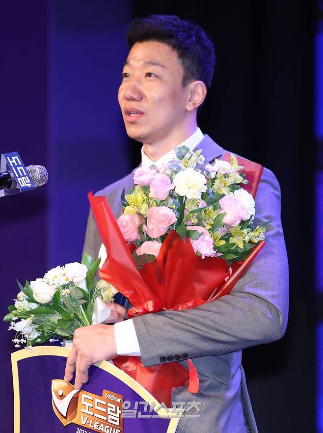 남자부 베스트7 미들블로커 부문을 수상한 신영석이 8일 오후 서울 서초구 더케이호텔 서울에서 진행된 2023-2024 V리그 시상식에서 수상 소감을 전하고 있다. 김민규 기자 mgkim1@edaily.co.kr /2024.04.08/