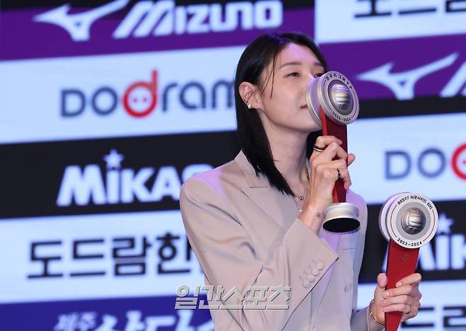 흥국생명 김연경이 2023-2024시즌 V리그 정규리그 여자부 MVP에 선정됐다. 김연경이 8일 오후 서울 서초구 더케이호텔 서울에서 진행된 2023-2024 V리그 시상식에서 MVP트로피를 들고 포즈를 취하고 있다. 김민규 기자 mgkim1@edaily.co.kr /2024.04.08/