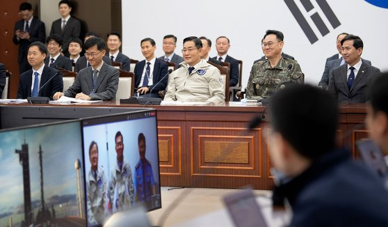 신원식 국방부 장관이 8일 오전 국방부 대회의실에서 관계자들과 군사정찰위성 2호기 발사 현장 중계 장면을 참관하고 있다. 사진 국방부