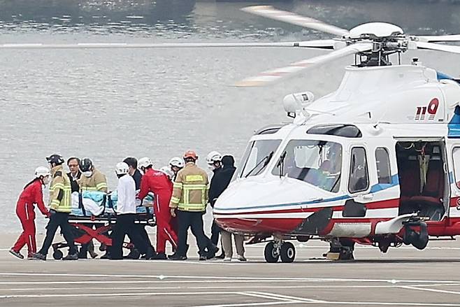부산에서 신원 미상 남성에게 피습을 당한 이재명 더불어민주당 대표가 지난 2일 오후 서울 동작구 노들섬에 헬기를 통해 도착해 서울대병원으로 이송되고 있다. /사진=뉴스1