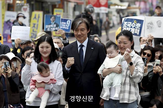 조국 조국혁신당 대표가 8일 경기 군포 산본로데오거리에서 열린 ‘검찰독재 조기종식, 군포시민과 함께’ 행사에서 지지자들과 기념촬영을 하고 있다. 문재원 기자