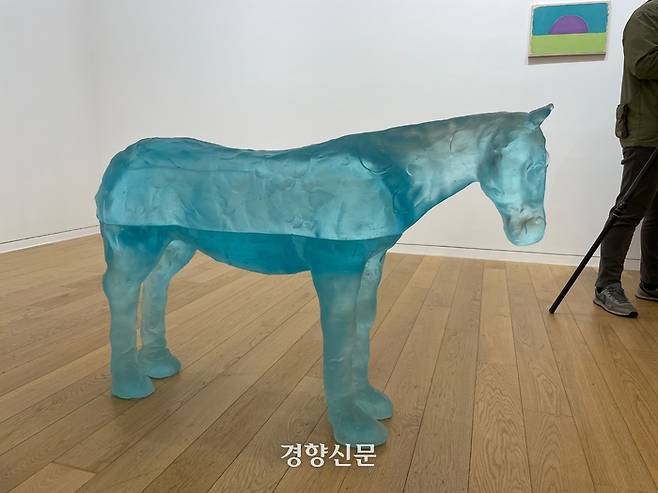 강원도 원주시 뮤짖엄 산에 전시 중인 우고 론디노네의 푸른유리로 만든 말 조각 가운데 ‘황해’. 중국과 한국 사이 서해바다를 형상화한 작품이다. 이영경 기자