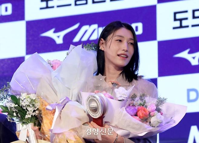 도드람 2023-2024 V리그 어워즈가 8일 서울 서초구 더케이호텔에서 열려 흥국생명 김연경 선수가 여자 베스트7 상을 수상하고 있다. 김창길기자