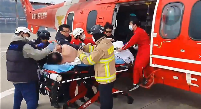 지난 6일 30대 남성이 Heli-EMS를 통해 삼척의료원에서 서울 한강섬심병원으로 이송되고 있다. 소방청 제공