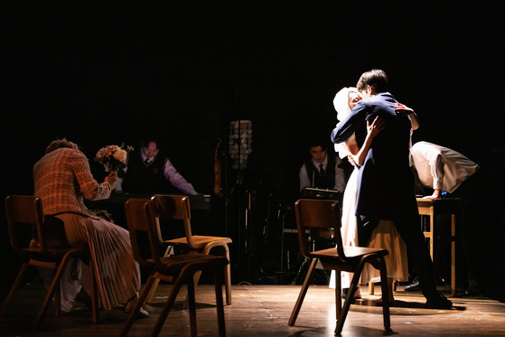 A scene from the play "The Nature of Forgetting" at Daehakro Artone Theater Hall 2 in Jongno District, central Seoul [THE BEST PLAY]