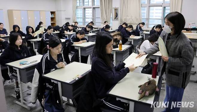 2025학년도 대학수학능력시험(수능) 대비 3월 전국연합학력평가가 시행된 지난 3월 28일 서울 강남구 개포고등학교에서 수험생들이 시험 준비를 하고 있다. 사진공동취재단