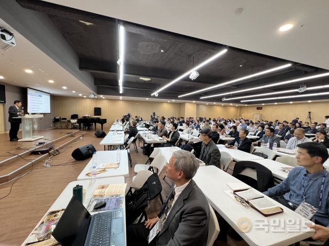 컨설테이션 참가자들이 8일 경기도 안양 새중앙교회에서 열린 ‘2024 이주민 선교 컨설테이션’에 참가해 이주민 선교에 대해 나누고 있다.