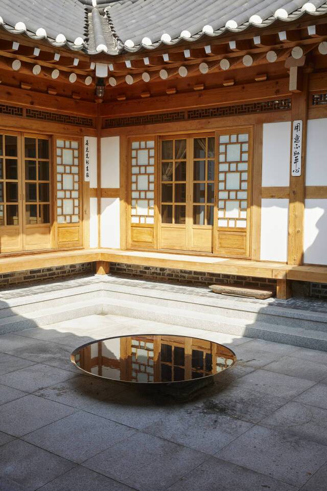 최목운 作, ‘ 물끄러미’, 2023 1500(R)x200(H)mm, 스테인리스 스틸, 혼합매체, 물.