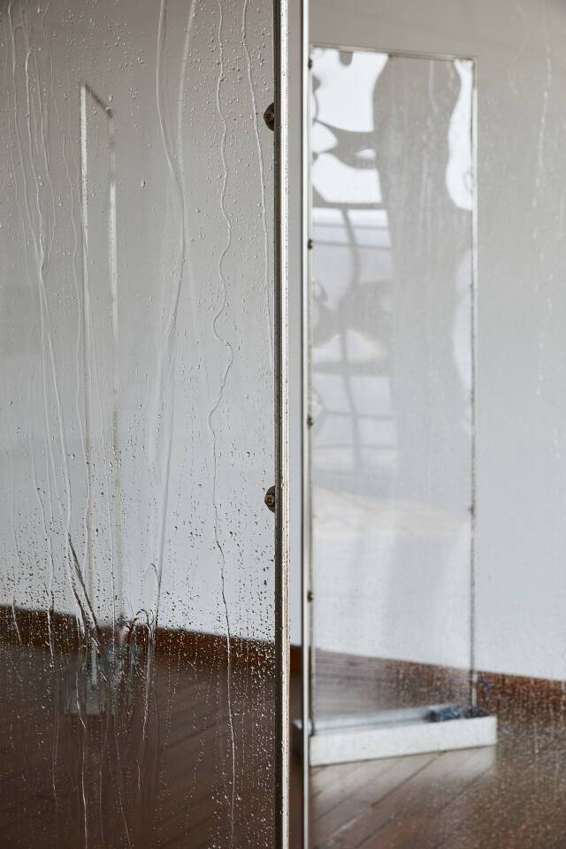 최목운 作, ‘의식의 무의식 #2’, 2024 1000x1000x1500(H)mm, 아크릴박스, 스테인리스 스틸.