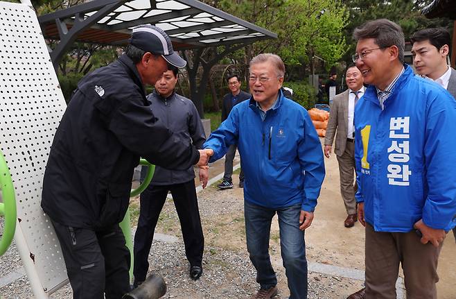문재인 전 대통령이 8일 부산 강서구 명지해안산책로를 찾아 강서구에 출마한 더불어민주당 변성완 후보와 함께 주민들에게 인사하고 있다.[사진출처 = 연합뉴스]
