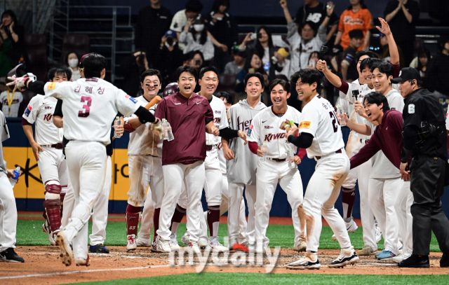 2024년 4월 7일 오후 서울 고척스카이돔에서 '2024 신한 SOL Bank KBO리그' 한화 이글스와 키움 히어로즈의 경기가 열렸다. 키움 김혜성이 11회말 선두타자로 나와 끝내기 홈런을 친 뒤 기뻐하고 있다. 키움이 4-3으로 승리하며 7연승을 질주했다./마이데일리