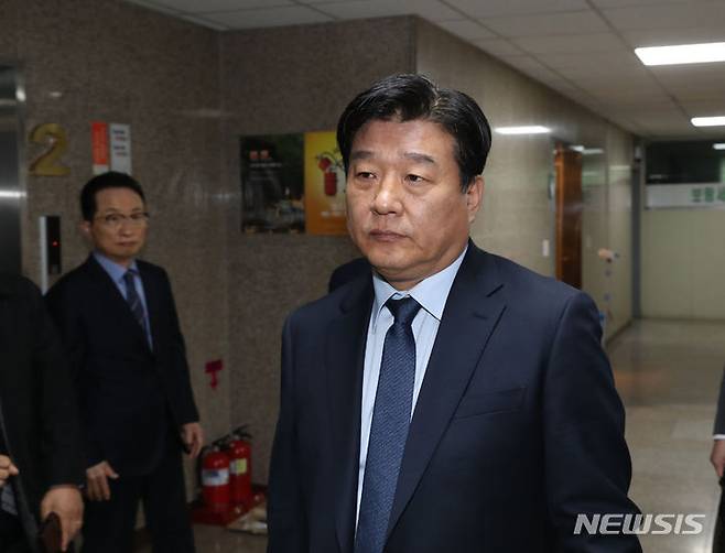 [안산=뉴시스] 경기사진공동취재단 = 제22대 국회의원 선거 경기 안산갑에 출마한 양문석 더불어민주당 후보가 3일 오전 경기 안산시 단원구 SK브로드밴드 한빛방송에서 열린 후보자 방송토론회에 참석해 대기실로 들어가고 있다. 2024.04.03. photo@newsis.com