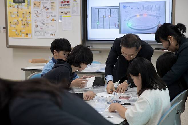 LED 카드 만들기 수업하는 이종호 장관