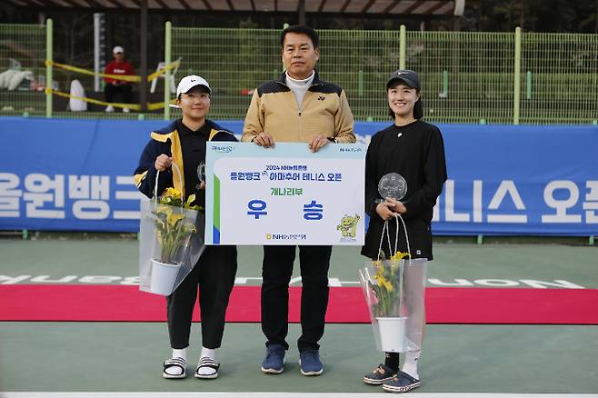 '2024 NH농협은행 올원뱅크 아마추어 테니스 오픈' 개나리부 우승자들과 NH농협은행 스포츠단 장한섭 단장((가운데). 테니스코리아