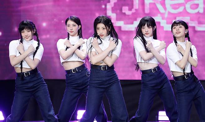 하이브 걸그룹 ‘아일릿’의 SBS M ‘더쇼’ 출연 모습. 뉴스1