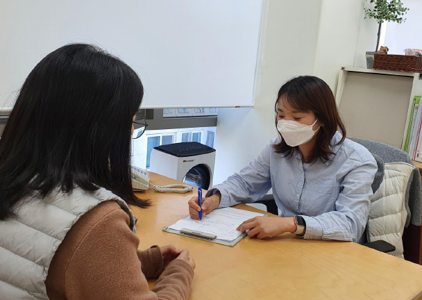 서울 강남구육아종합지원센터의 ‘맞춤형 영유아 발달지원상담’이 진행 중인 모습. 강남구 제공