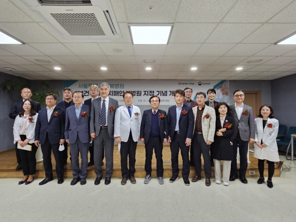 지난 4일 ‘서울시 서북병원 보건복지부 치매안심병원 지정 기념 개소식’에 참석한 강석주 위원장(앞줄 가운데)