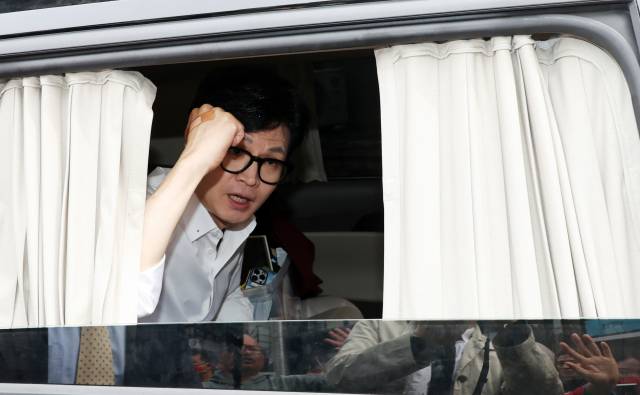 국민의힘 한동훈 비상대책위원장이 8일 이천시 중리천로에서 송석준 후보 지원 유세가 끝난 뒤 이동하고 있다. 연합뉴스