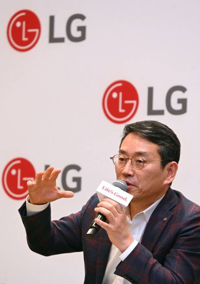 조주완 LG전자 대표가 올해 1월 미국 라스베이거스에서 열린 CES 2024 기자간담회에서 사업 전략을 소개하고 있다. 사진 제공=LG전자