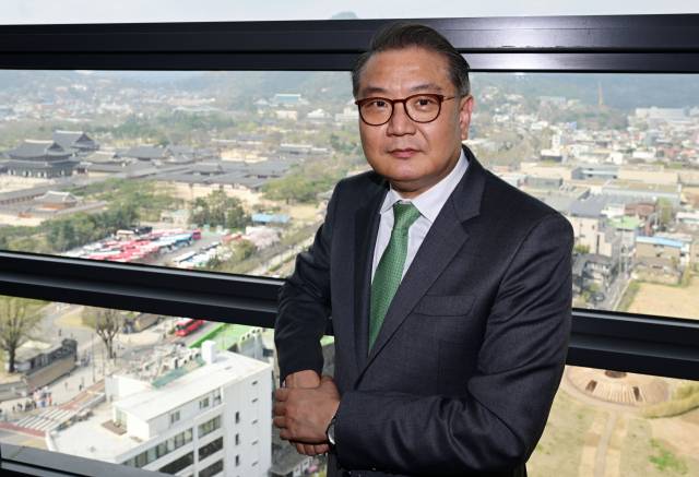 박상욱 대통령실 과학기술수석이 서울 종로구 서울경제신문 본사에서 경복궁과 청와대를 배경으로 포즈를 취하고 있다.