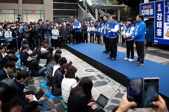 3월28일 서울 용산역 광장에서 열린 선대위 출정식에서 이재명 더불어민주당 대표가 발언하고 있다.ⓒ시사IN 신선영