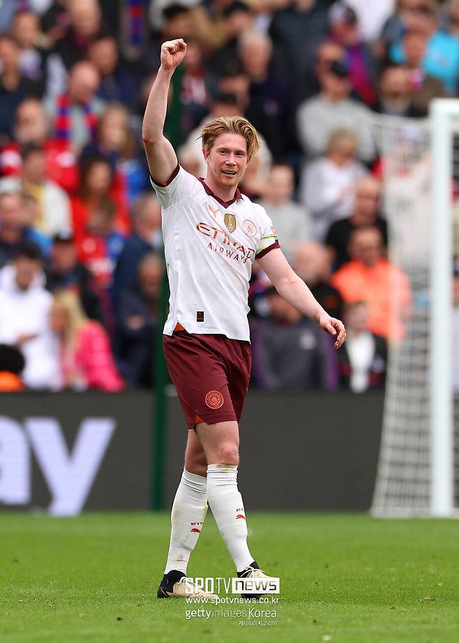 ▲ 잉글랜드 대표팀 출신 조 콜은 스포츠 매체 ‘TNT스포츠’와 인터뷰에서 “다른 선수들보다 훨씬 더 위에 있다고 생각한다. 프랭크 램파드, 폴 스콜스, 스티븐 제라드를 모두 포함해도 더 브라위너가 낫다”라고 말했다. 더 브라위너는 프리미어리그 우승은 물론이고 유럽축구연맹(UEFA) 챔피언스리그 제패에 성공했다. 프리미어리그 통산 253경기 67골 108도움을 기록하고 있고, 플레이메이커상(도움왕)을 세 차례나 수상했다