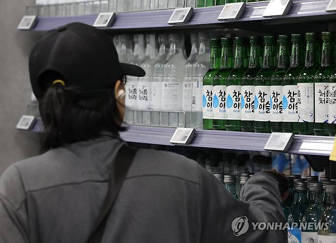 하이트진로, 9일부터 소주·맥주 가격 인상 (서울=연합뉴스) 김성민 기자 = 하이트진로의 소주와 맥주 가격 인상을 하루 앞둔 8일 오후 서울 시내 한 대형마트에 주류가 진열된 모습. 
    하이트진로는 소주 브랜드 참이슬 후레쉬의 출고가를 6.95% 올리고, 테라와 켈리 등 맥주 제품 출고가도 평균 6.80% 인상한다. 2023.11.8 ksm7976@yna.co.kr