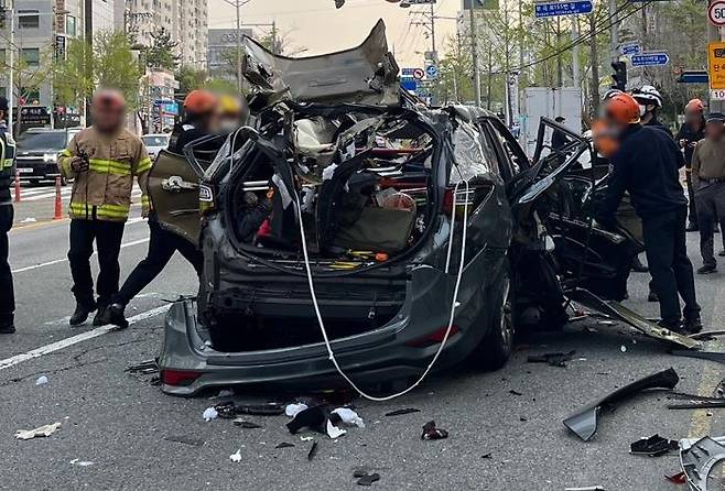 캠핑용 가스통 누출 추정 폭발 차량 [부산소방본부 제공. 재판매 및 DB 금지]