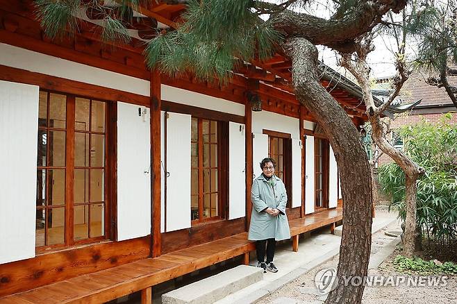 최순우 옛집 소개하는 김홍남 이사장 (서울=연합뉴스) 진연수 기자 = 김홍남 내셔널트러스트 문화유산기금 이사장이 서울 성북구 최순우 옛집에서 진행된 연합뉴스와 인터뷰에 앞서 포즈를 취하고 있다. 2024.4.8 jin90@yna.co.kr