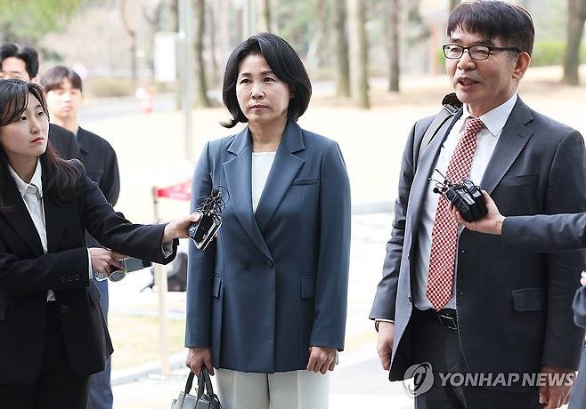 공직선거법 위반 혐의 2차 공판 출석하는 김혜경 씨 (수원=연합뉴스) 홍기원 기자 = 2022년 제20대 대통령 선거와 관련한 공직선거법 위반 혐의로 재판에 넘겨진 더불어민주당 이재명 대표의 배우자 김혜경 씨가 8일 오전 경기도 수원시 영통구 수원지방법원에서 열린 2차 공판에 출석하고 있다.
    김씨는 이 대표의 당내 대선 후보 경선 출마 선언 후인 2021년 8월 2일 서울 모 음식점에서 당 관련 인사 3명 및 자신의 운전기사·변호사 등에게 총 10만원 상당의 식사를 제공(기부행위)한 혐의를 받는다. 2024.4.8 xanadu@yna.co.kr