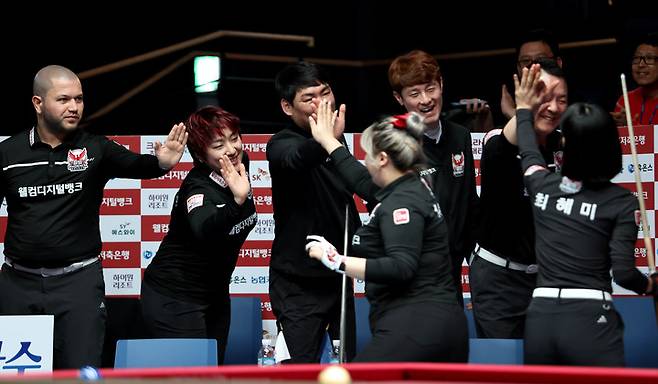 승리 후 기뻐하는 웰컴저축은행, PBA