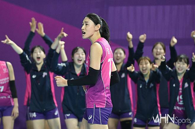 득점 후 세리머니하는 김연경의 뒤에서 웜업존 선수들이 기뻐한다ⓒMHN스포츠 이지숙 기자