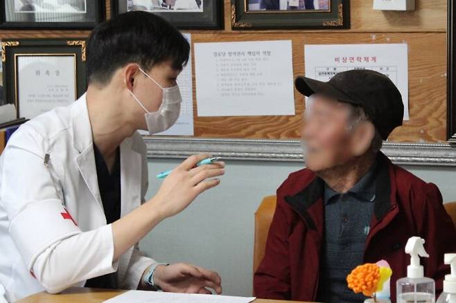 진료 중인 군의관의 모습 *이 사진은 기사와 관련 없습니다 [사진=뉴스1]