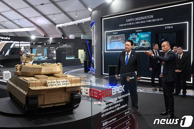 윤석열 대통령이 17일 경기도 성남 서울공항에서 열린 '서울국제항공우주 및 방위산업전시회(ADEX) 2023'에서 한화에어로스페이스 부스를 관람하고 있다. (대통령실 제공) 2023.10.17/뉴스1 ⓒ News1 오대일 기자
