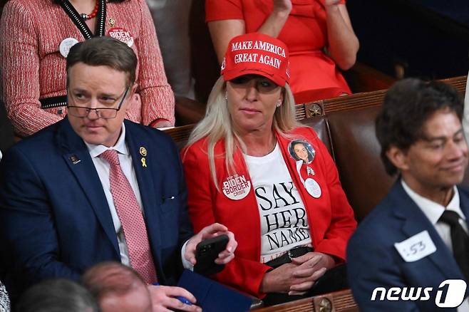 조 바이든 미국 대통령이 국정연설을 진행하는 7일(현지시간) 미국 워싱턴DC의 국회의사당에서 마조리 테일러 그린 미국 하원 의원이 트럼프 지지자를 의미하는 '마가(MAGA) 옷'을 입고 참석했다. 2024.03.07 ⓒ AFP=뉴스1 ⓒ News1 정지윤 기자