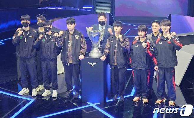 LCK(리그 오브 레전드 챔피언스 코리아) 스프링 결승 진출전 및 결승 진출을 확정지은 한화생명e스포츠, 젠지e스포츠, T1 선수들이 9일 오후 서울 종로구 롤파크 LCK 아레나에서 열린 '2024 LCK 스프링 결승 미디어데이'에서 포즈를 취하고 있다. 2024.4.9/뉴스1 ⓒ News1 박소은 기자