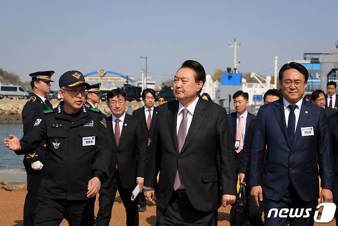 윤석열 대통령이 9일 인천 중구 해양경찰 전용부두를 방문해 해경 3005함 승함을 위해 이동하고 있다. (대통령실 제공) 2024.4.9/뉴스1 ⓒ News1 오대일 기자