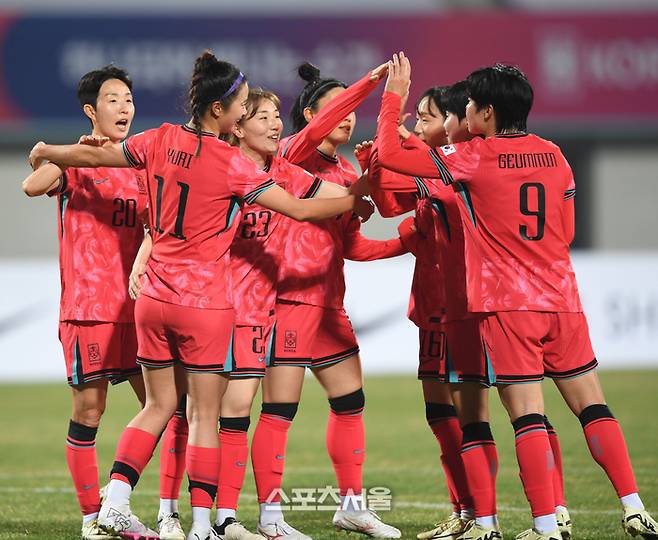 최유리(11번)가 8일 이천종합운동장에서 열린 여자축구 국가대표 평가전 필리핀과 경기에서 팀의 두 번째 골을 넣은 후 환호하고 있다. 2024. 4. 8.이천 | 최승섭기자 thunder@sportsseoul.com