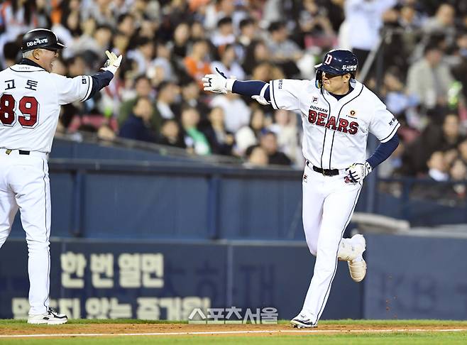 두산 베어스 김재환(오른쪽)이 9일 잠실구장에서 열린 2024 KBO리그 한화 이글스와 경기 7회말 1사 1-3루 한화 투수 김범수를 상대로 역전 3점 홈런을 치고 고토 코치와 세리머니를 하고 있다. 2024. 4. 9. 잠실 | 박진업 기자 upandup@sportsseoul.com