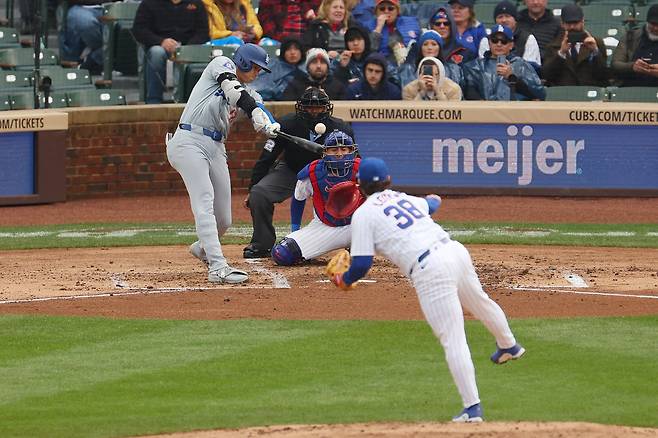 오타니가 지난 8일(한국시각) 시카고 컵스전에서 6회 우중간 3루타를 날리고 있다. AFP연합뉴스