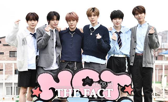 NCT WISH 료와 리쿠, 유우시, 시온, 사쿠야, 재희(왼쪽부터)가 3일 오전 서울 성동구 구욱희씨 서울숲 본점에서 열린 라운드 인터뷰에 참석해 포즈를 취하고 있다. /박헌우 기자
