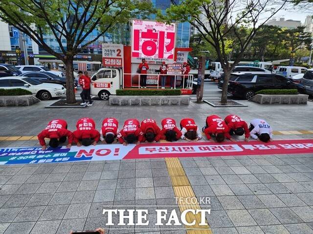 국민의힘 부산 지역 후보들이 9일 부산시청 시민광장에서 큰절을 올리고 있다./국민의힘 부산선대위
