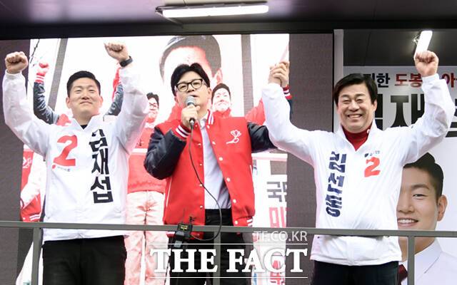 한동훈 국민의힘 비상대책위원장이 9일 오전 서울 도봉구 창동역 앞에서 김재섭 도봉갑 후보, 김선동 도봉을 후보의 지지를 호소하고 있다. / 이새롬 기자