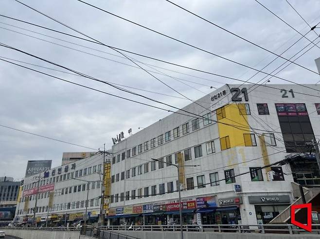 평일에도 인적이 드문 선인상가 21동.