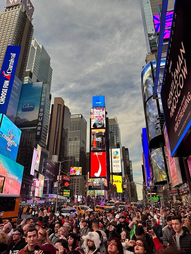 99년 만에 뉴욕에 개기일식이 찾아왔다. 8일 개기일식을 보기 위해 맨해튼 타임스스퀘어 앞에 모인 사람들은 오후 3시 25분 달이 태양을 가리자 숨을 멈추고 사진을 찍었다./윤주헌 특파원
